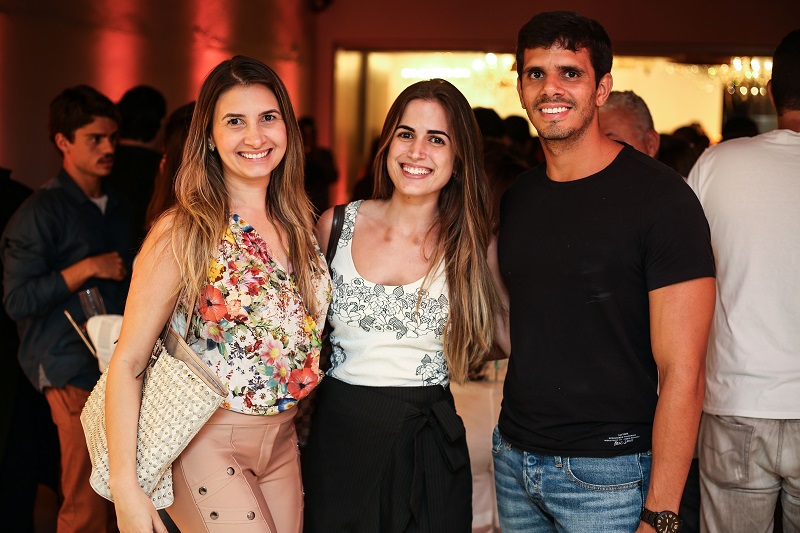  Karoline Hoisel, Renata Garrido e Victor Meijon                          
